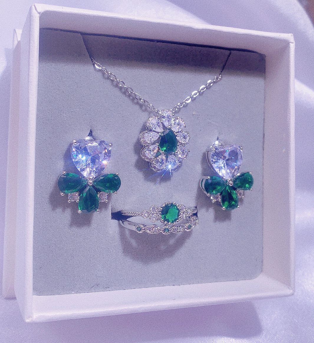 NO.13-Ladies Fashion Accessories Green Three-piece Set, Cute Delicate Flower Necklace, Rectangular Flower Earrings, Couple Rings, Ring Two-piece Set