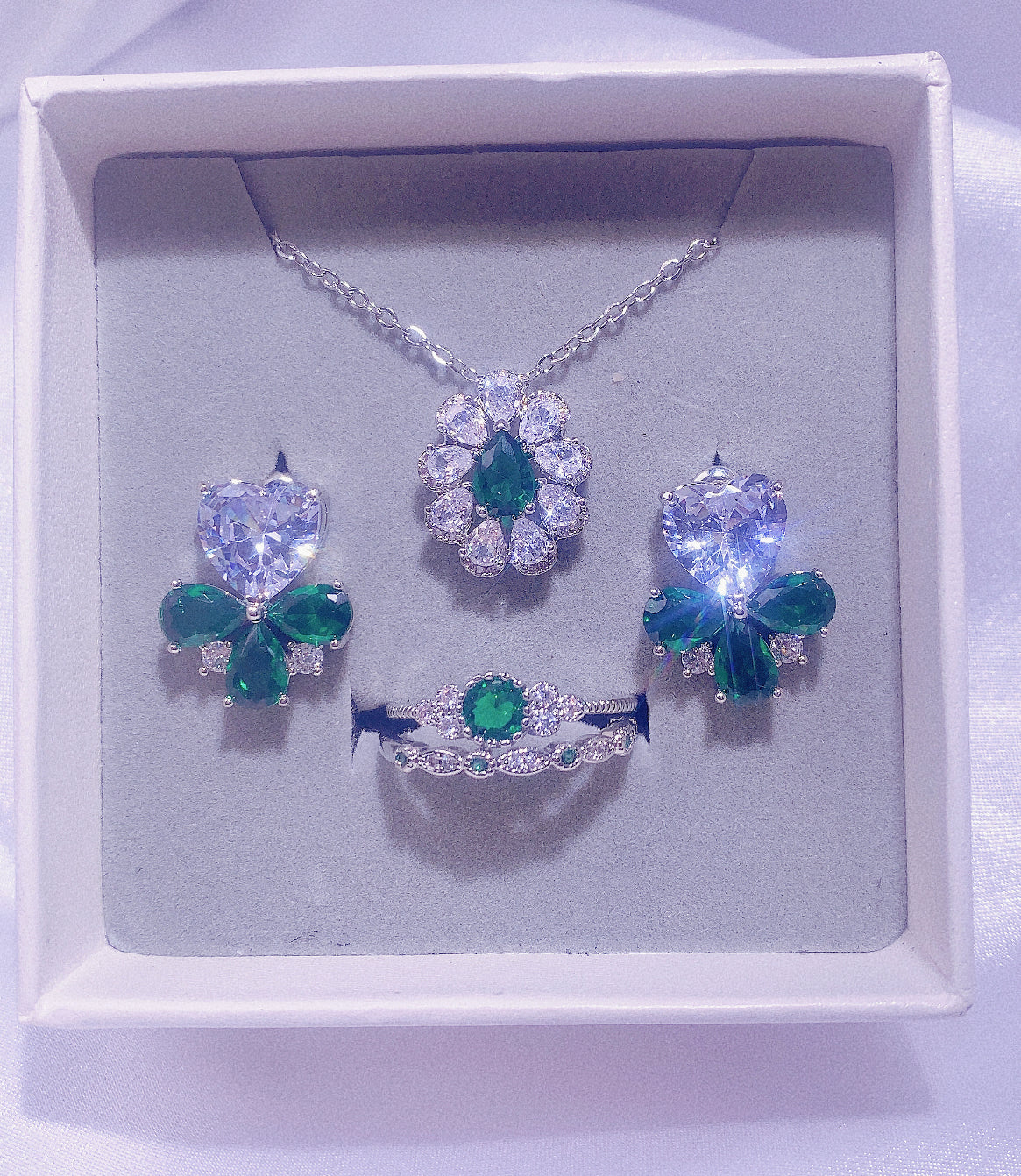 NO.13-Ladies Fashion Accessories Green Three-piece Set, Cute Delicate Flower Necklace, Rectangular Flower Earrings, Couple Rings, Ring Two-piece Set