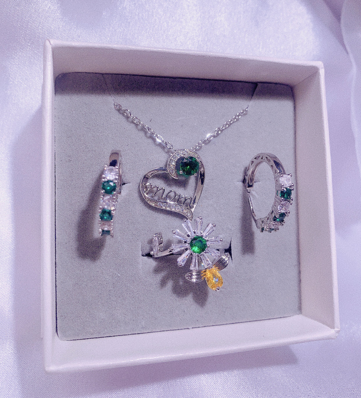 NO.22-Ladies Fashion Jewelry Exquisite 3-piece Set, Green Heart Mom Necklace, Exquisite Cute Little Hoop Earrings, Little Daisy Bee Spinning Ring