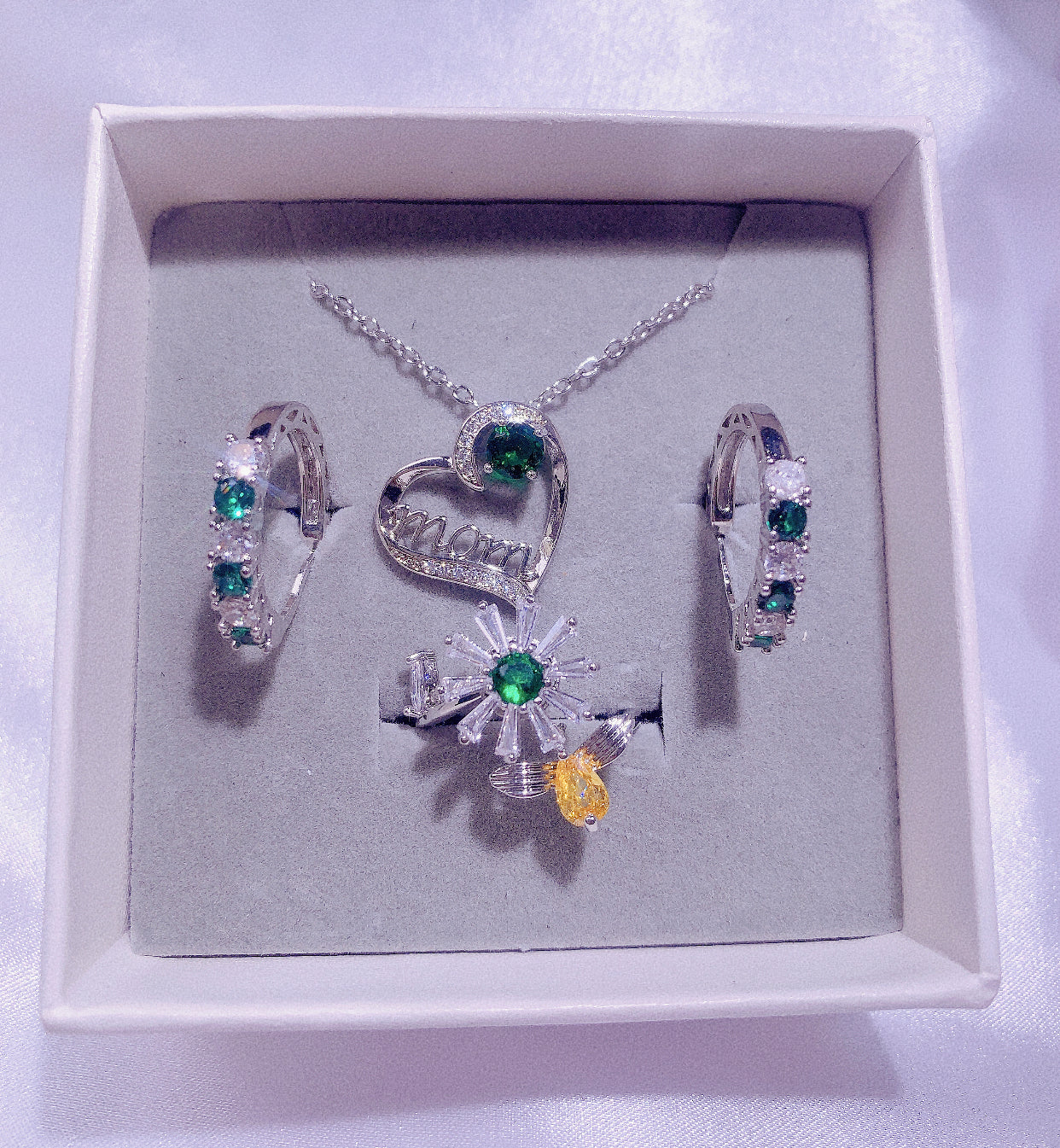 NO.22-Ladies Fashion Jewelry Exquisite 3-piece Set, Green Heart Mom Necklace, Exquisite Cute Little Hoop Earrings, Little Daisy Bee Spinning Ring