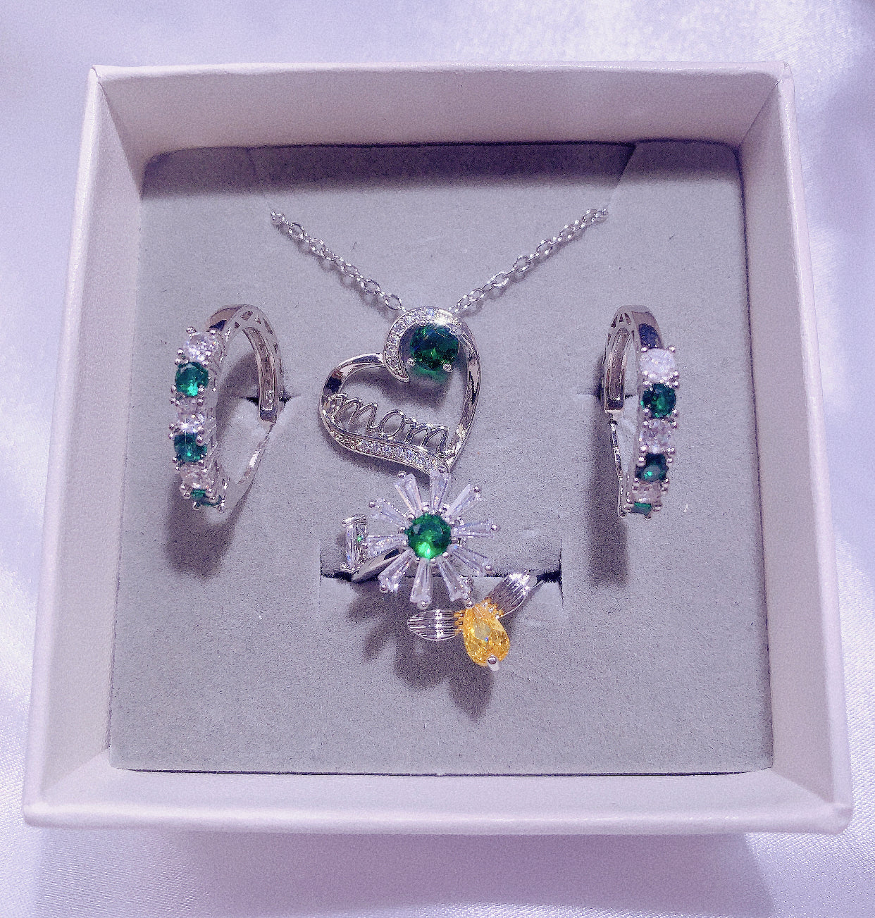 NO.22-Ladies Fashion Jewelry Exquisite 3-piece Set, Green Heart Mom Necklace, Exquisite Cute Little Hoop Earrings, Little Daisy Bee Spinning Ring